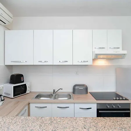Apartment With A - C In Porec-istrien 44330
