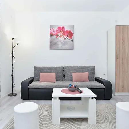 Apartment With A - C In Porec-istrien 44330