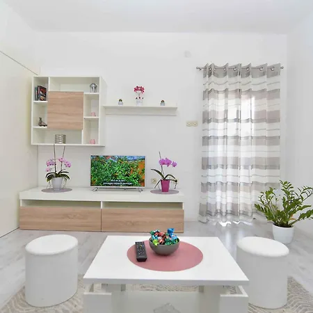 With A - C In Porec-istrien 44330 Apartment Porec